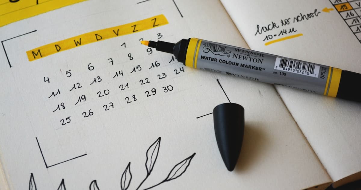 Kalem ve boş bir defter, yeni bir alışkanlık planına başlamayı simgeliyor